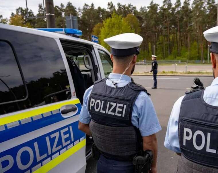 Німеччина почала розвертати біженців прямо на кордоні