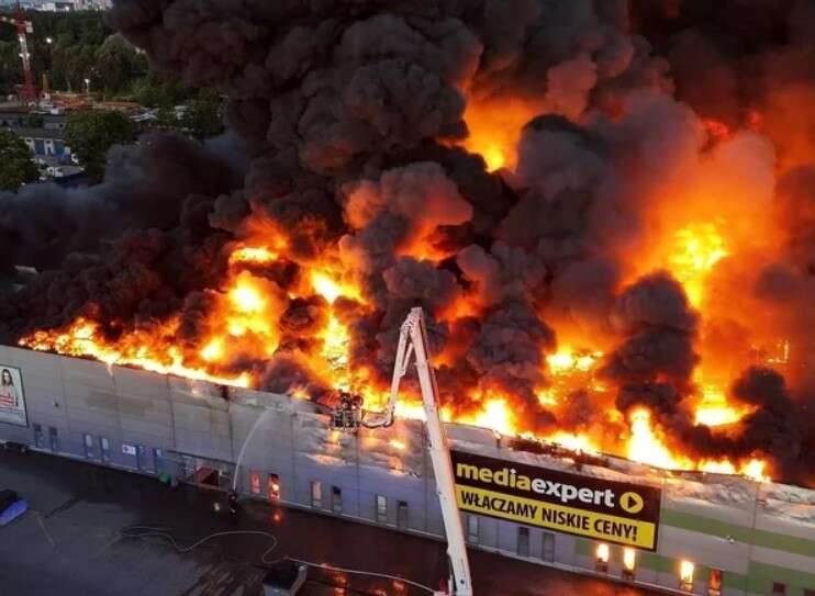 Туск звинуватив спецслужби РФ у підпалі торгового центру у Варшаві рік тому