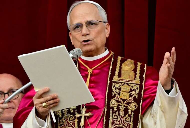 Зеленский провел первый разговор с новоизбранным Папой Римским