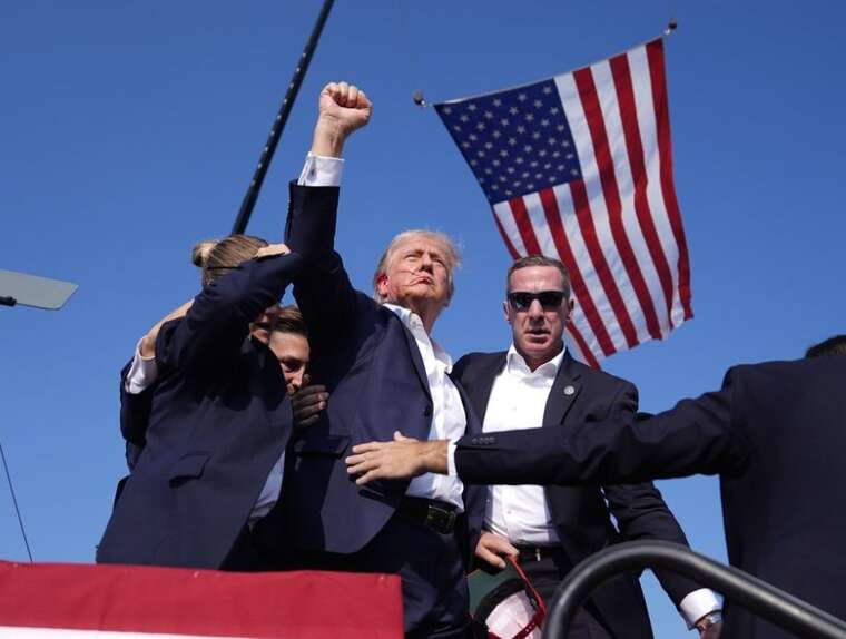 Трамп поставив в Овальному кабінеті статуетку, яка зображує замах на нього