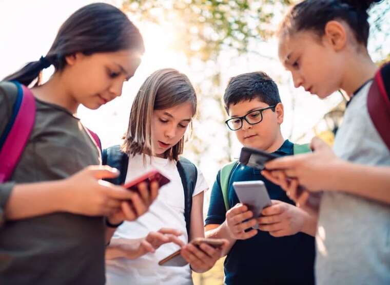 У багатьох школах Франції стартував експеримент із "10-денним детоксом" від смартфонів