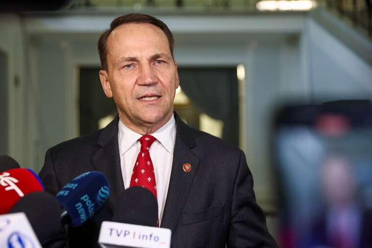 Я думаю, что Путин неискренний и издевается над Трампом, - Сикорский