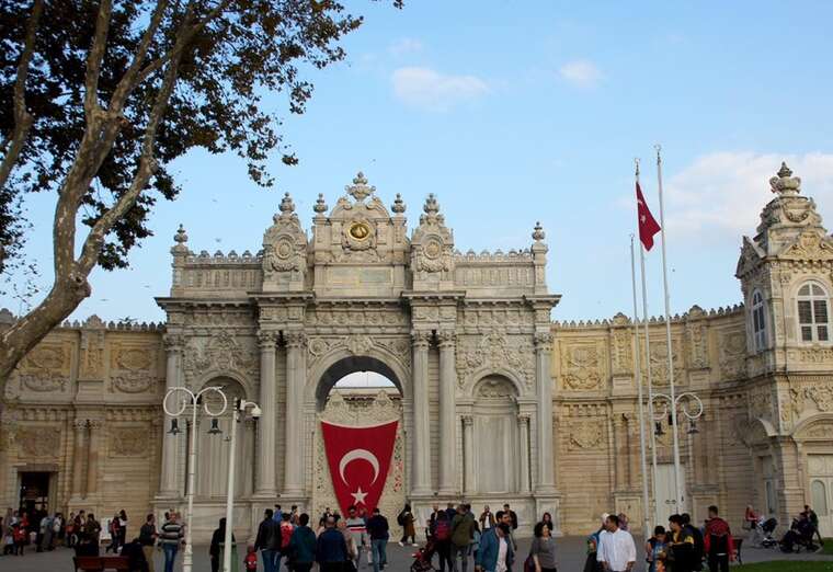 Біля палацу Долмабахче в Стамбулі зібралися журналісти