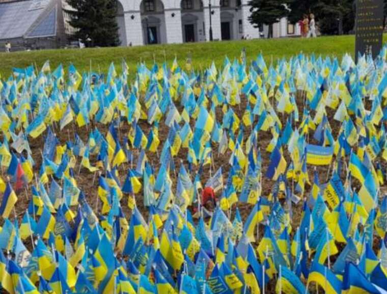 В Киеве произошла драка на Аллее Героев: повреждены портреты погибших