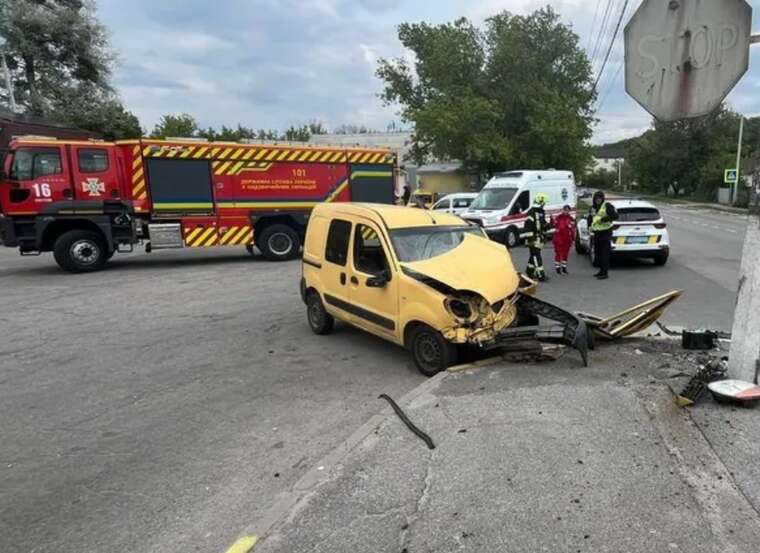 В Обухові автомобіль на великій швидкості врізався в електроопору: є загиблий