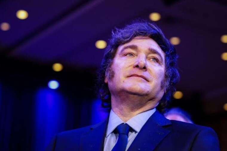 Журналіст вдарив президента Аргентини мікрофоном по обличчю: «Ти мене вдарив навмисно»