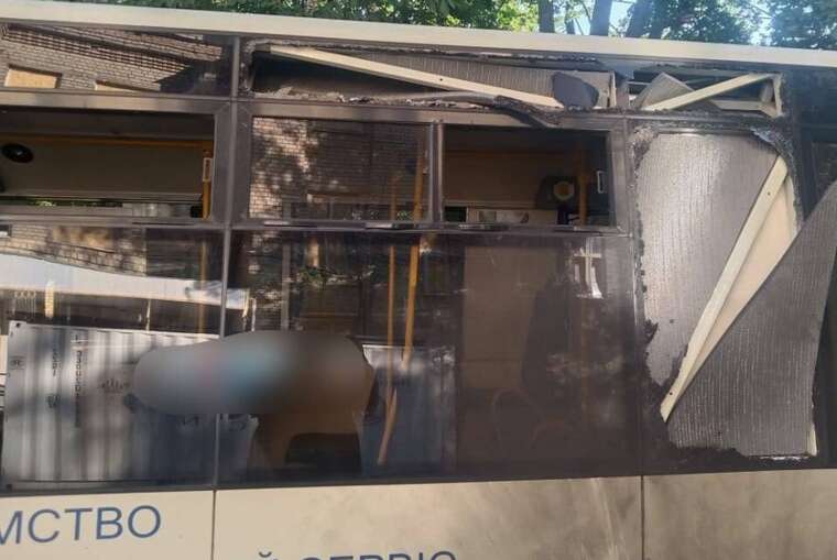 Російський безпілотник атакував пасажирський автобус у Херсоні, є постраждалі