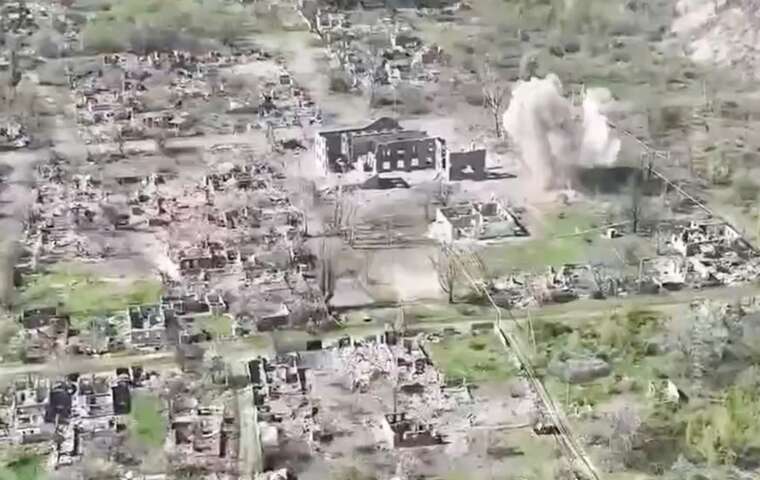 Який вигляд має зруйнований ворогом Торецьк: показали відео з висоти