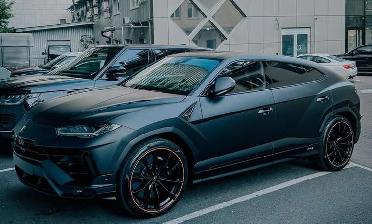 Ціна стартує від 200 000 євро: У Києві помітили новий кросовер Lamborghini