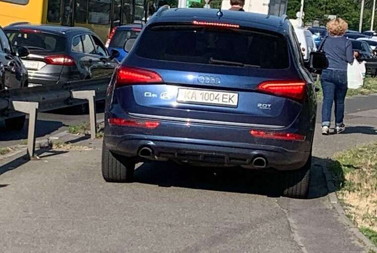 У Києві водій Audi проїхав тротуаром, розганяючи пішоходів: штраф - лише 340 гривень