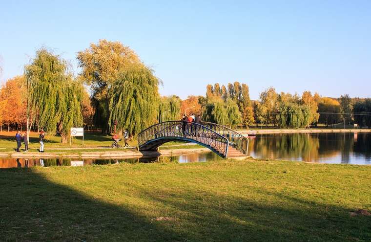 В Броварах мужчина ударил девушку в парке из-за «неправильной позы» на скамейке