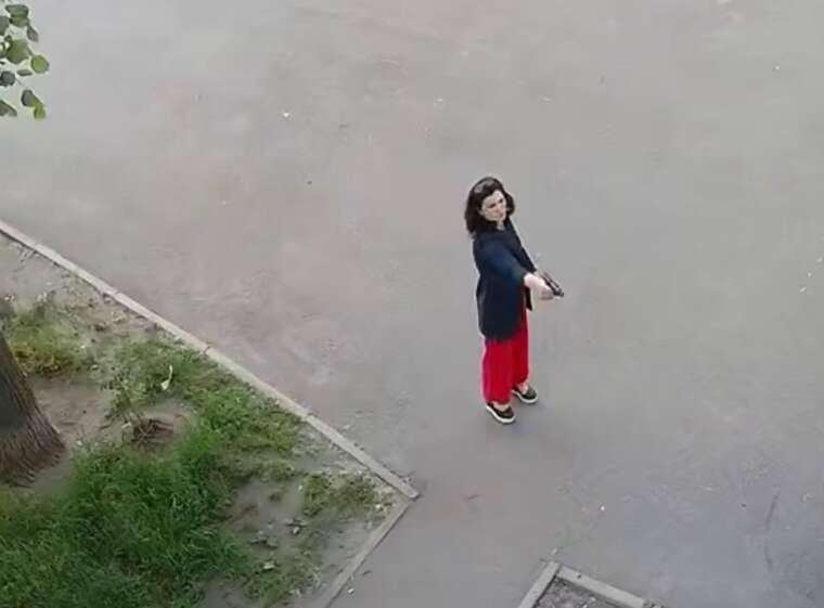 У Києві жінка стріляла з пістолета по дверях багатоповерхівки