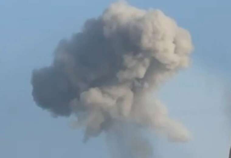 В Одесі ракети влучили по портовій інфраструктурі: над місцем удару — густий дим