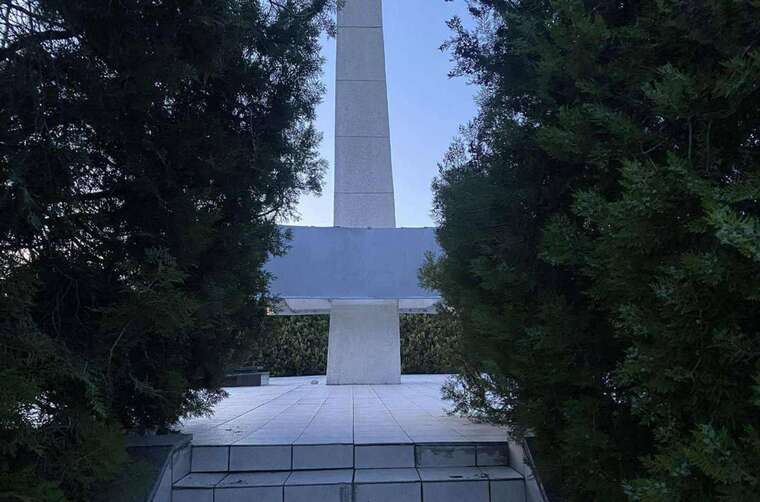 У Чорноморську з Меморіалу військової слави зняли написи російською мовою