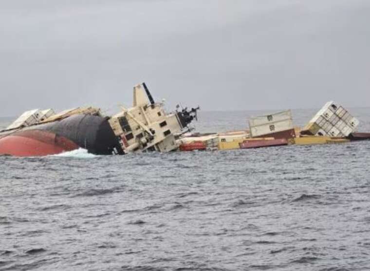 Біля узбережжя Індії затонуло судно з небезпечним вантажем і паливом: серед врятованих - українці