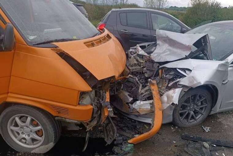 Неподалік Львова внаслідок аварії за участю Volkswagen і Tesla загинула пасажирка