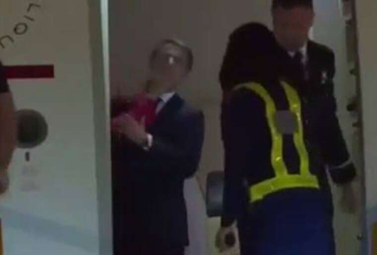 Президент Франции Макрон получил "по губам" от жены на выходе из самолета