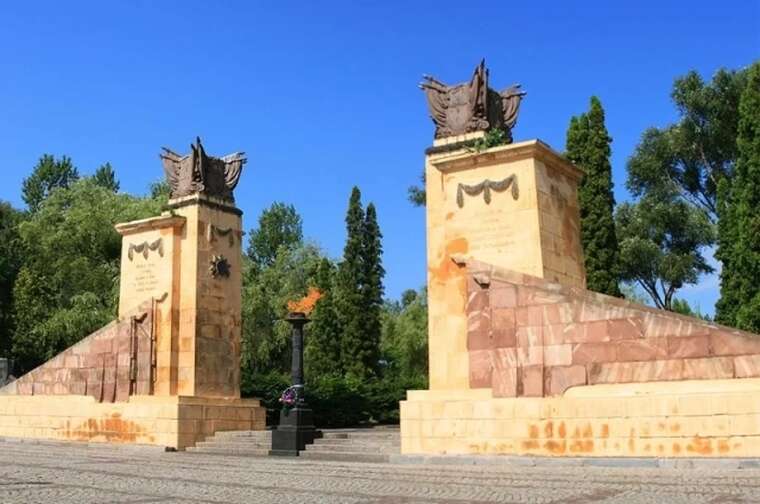 У Львові демонтували колони меморіального комплексу «Пагорб Слави»