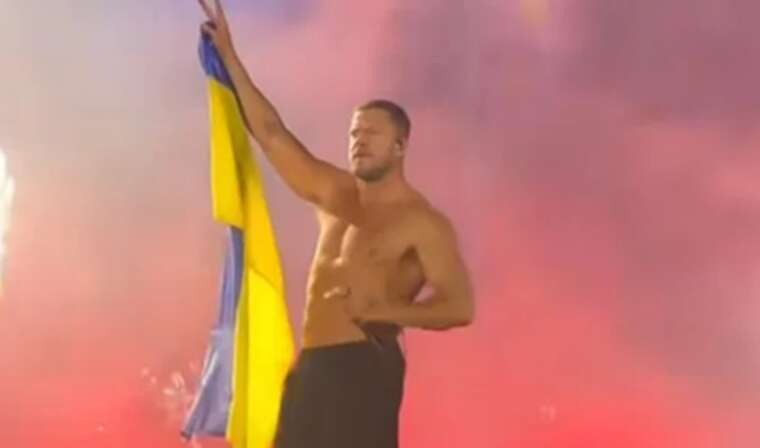 Фронтмен Imagine Dragons підтримав Україну: підняв синьо-жовтий прапор у Мілані