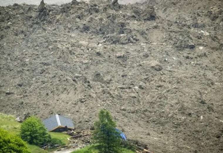 В Швейцарии прекратили поиски человека, пропавшего после обрушения ледника