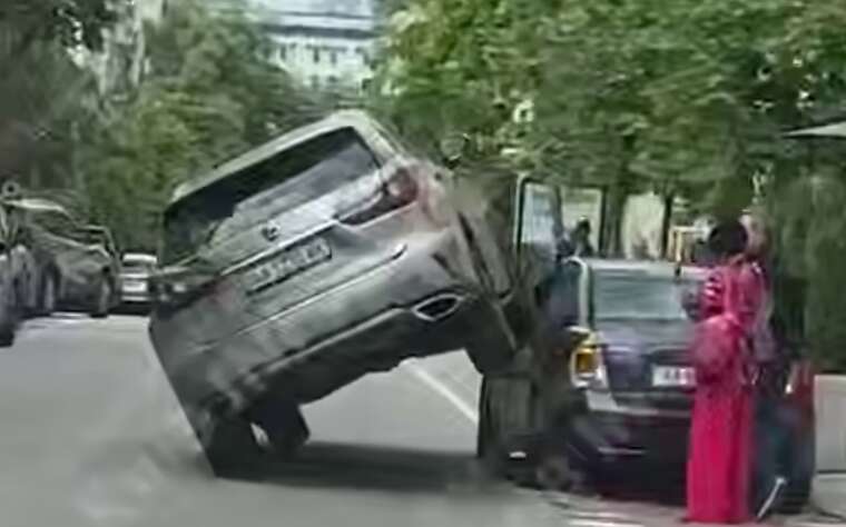 У Києві Lexus «заліз» на Hyundai: водійка відвернулася на телефон