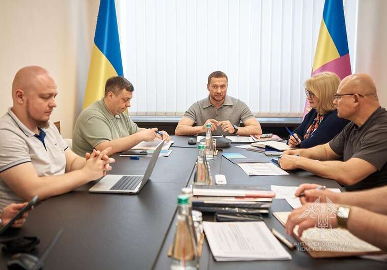 Подозреваемый в незаконном обогащении Павел Кириленко провел рабочее совещание