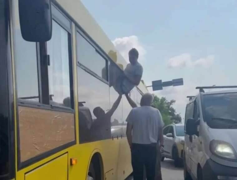 У Києві чоловік, тікаючи від представників ТЦК, намагався вибратися з автобуса через вікно