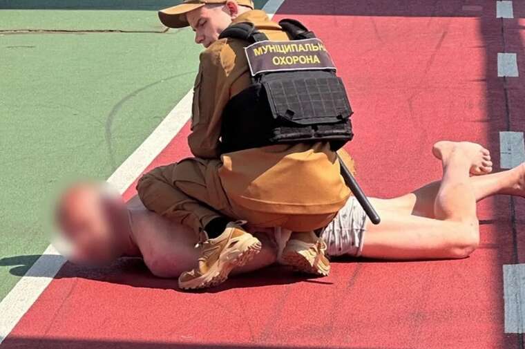 У Києві чоловік намагався скоїти самогубство: стрибнути з пішохідного мосту завадили патрульні