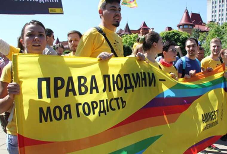 У Києві затримали всіх противників ЛГБТ-маршу: поліція вивезла протестувальників автозаком