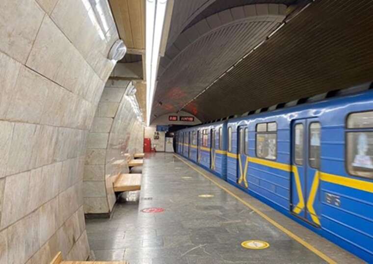 В киевском метро мужчина тайком снимал женщин под юбками