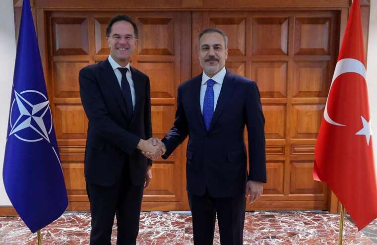 Рютте и глава МИД Турции обсудили прекращение войны в Украине