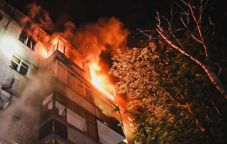 Окупанти масовано атакували Харків "шахедами": через влучання по будинках спалахнули пожежі, є загиблі