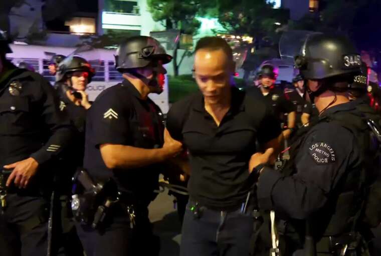 В Лос-Анджелесе полиция блокирует работу CNN на протестах против политики Трампа