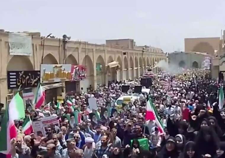 В Ірані люди вимагають негайного удару у відповідь по Ізраїлю