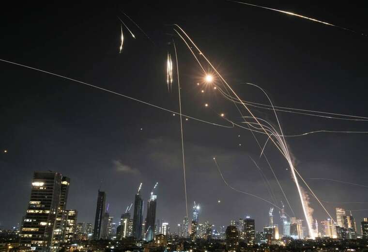 «Залізний купол» пропускає іранські ракети: повідомляють про прильот по штаб-квартирі Міноборони Ізраїлю