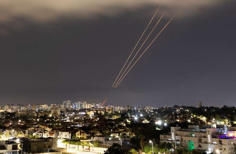 Атака Ірану по Ізраїлю: запущено кілька десятків ракет, надійшли повідомлення про падіння снарядів