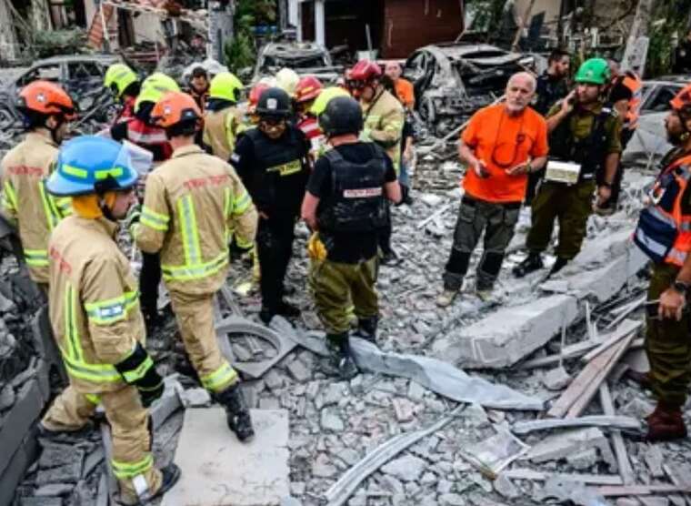 Прямое попадание иранской ракеты в Израиле: двое погибших, около 20 раненых