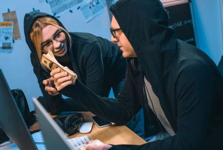 Фінансове шахрайство в Україні: як працюють скам-схеми і чому постраждалі рідко отримують компенсацію