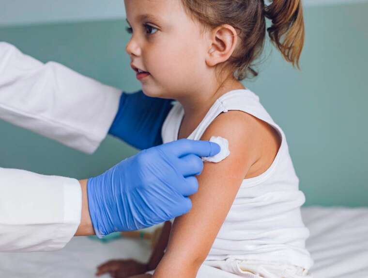 Кабмін пропонує заборонити невакцинованим дітям відвідувати школи та дитячі садки