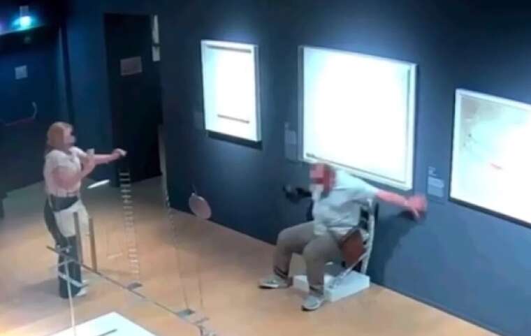 У Вероні туристи під час фотографування в музеї зламали «стілець Ван Гога»