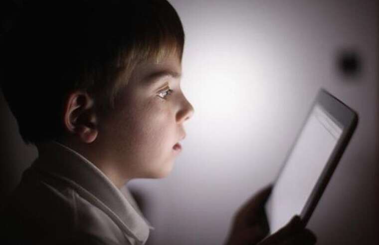 Во Франции планируют запретить детям до 3 лет пользоваться гаджетами с экранами