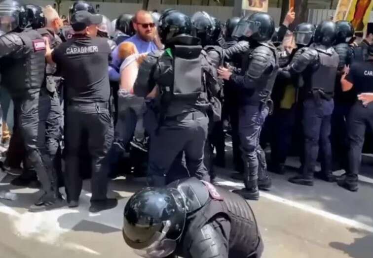 У Молдові чоловік із дитиною намагався прорватися через поліцію до ЛГБТ-маршу