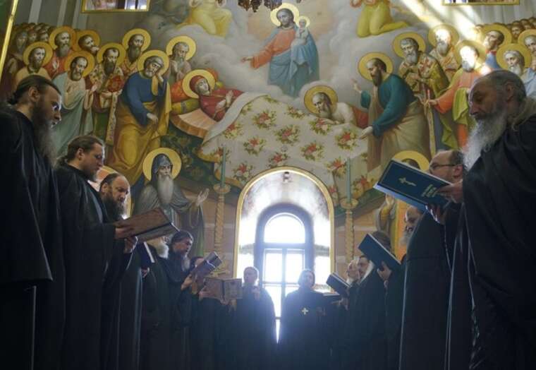 Монахи УПЦ залишаються в келіях через "дивну прописку" з 2000-х років