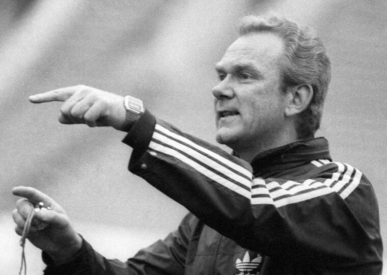 ЗМІ критикують Валерія Лобановського за "протидію українізації" у "Динамо" 90-х