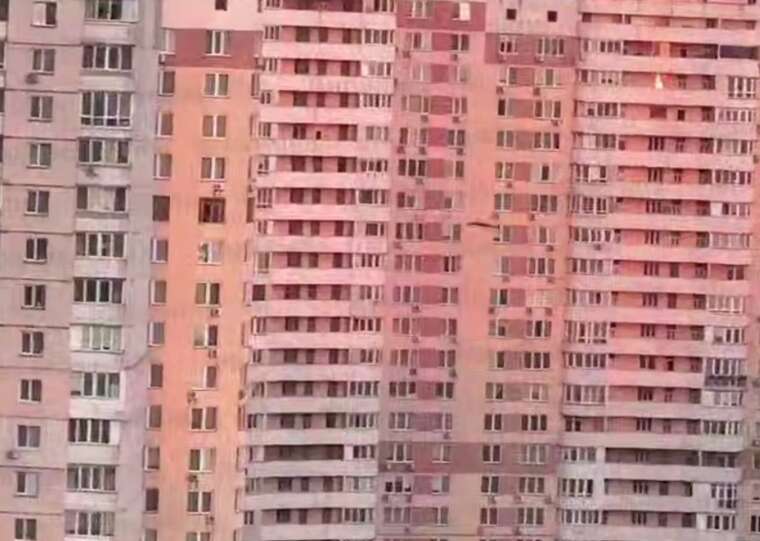 У мережі оприлюднили момент влучання дрона в житловий будинок на Позняках