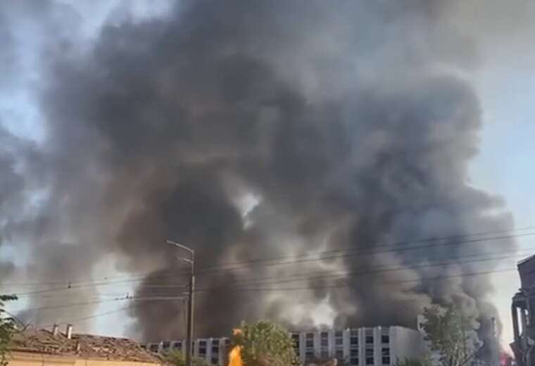 У Дарницькому районі Києва сталася сильна пожежа внаслідок нічних ракетних ударів