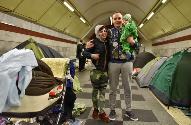 Через довгі тривоги кияни вже ставлять намети в підземці