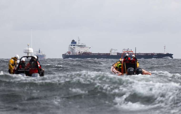 В Оманській затоці горіло судно "тіньового флоту" РФ: розлив нафти загрожує екосистемі