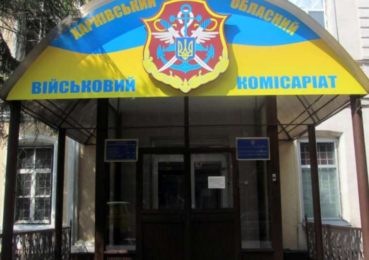 У Харкові вночі чоловік випав із вікна третього поверху ТЦК