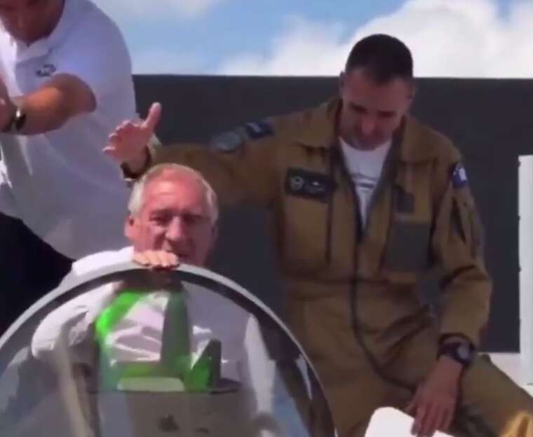 Премьер Франции застрял в истребителе во время авиасалона в Париже